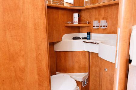 Großes, in den Waschtisch eingeformtes Waschbecken.