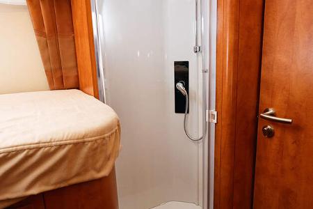 Genug Ellbogenfreiheit in der Dusche.