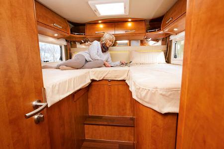 Zwei Stufen führen in die hohen, gemütlichen Betten.