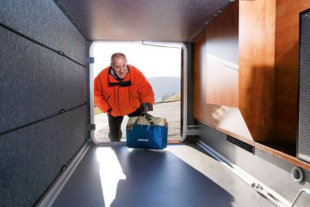 Zwei Türen führen in die große Heckgarage.