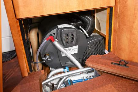 Der Gebläseofen sitzt unter dem Kühlschrank.