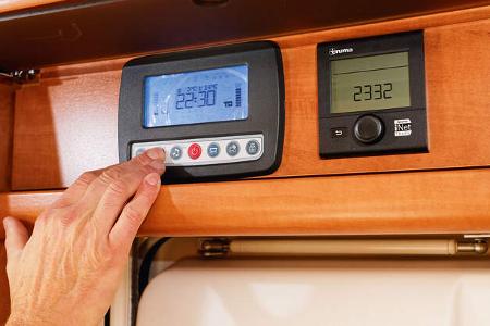 Hintereiner Blende befinden sich das Kontrollbord und das Heizungsbedienteil.