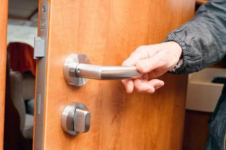 Eine solide Tür trennt den Sanitär- vom Wohnbereich.