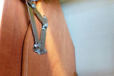 Metallteile stehen von den Beschlägen ab.