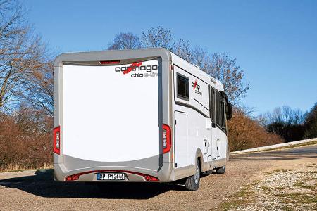 Der lange Überhang mündet in ein wuchtiges Heck.