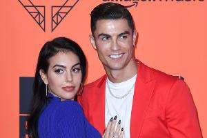 Im Pyjama-Partnerlook: So feiert Cristiano Ronaldo Weihnachten