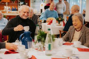 Weihnachtsüberraschung: Völler besucht Seniorenheim