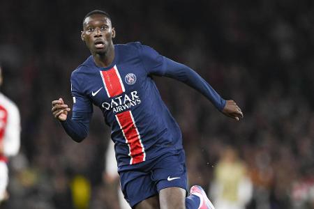 Mega-Preisschild für Bayern-Flirt Kolo Muani - Der frühere Frankfurt-Stürmer Randal Kolo Muani kommt bei PSG weiter kaum zum Zug. Laut 'L'Équipe' ist der französische Serienmeister nun bereit, den Angreifer für eine Ablösesumme von 60 Millionen Euro abzugeben. Dem Blatt zufolge ist ein Wechsel in die Bundesliga am wahrscheinlichsten. RB Leipzig und der FC Bayern gelten dort als Interessenten.