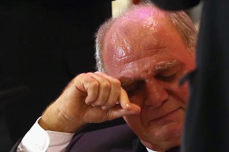 'Das ist eine populistische Scheiße. Es kann doch nicht sein, dass wir kritisiert werden, die wir uns hier jahrelang den Arsch aufreißen.' (Hoeneß auf einer Jahreshauptversammlung zur Kritik der Fans)