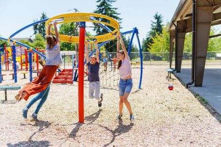 Kinder und Jugendliche spielen auf einem Spielplatz