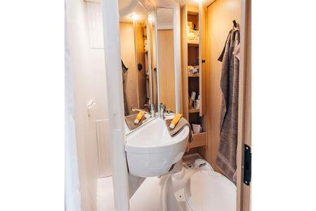 Sunlight Vans (2025) Bad i