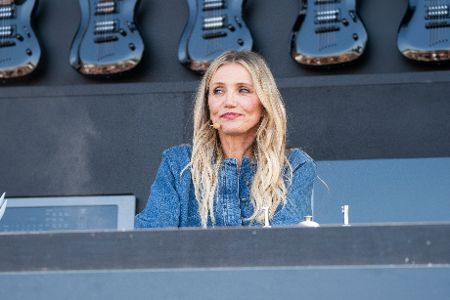 Cameron Diaz sitzt auf einer Bühne