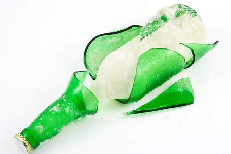 Glasflasche Eis gebrochen