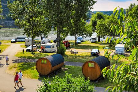 Grünfläche, Stellplätze, Wohnmobile, Autos