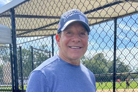 Schauspieler Steve Guttenberg ('Police Academy') krempelte die Ärmel hoch und half der Feuerwehr, indem er Autos aus dem Weg schaffte — viele Menschen hatten ihre Fahrzeuge verlassen und waren zu Fuß ...