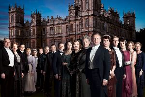 Der Cast von Downton Abbey vor dem Herrenhaus