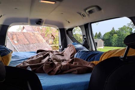 Blick über das gemachte Bett