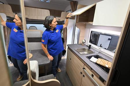 Challenger C 387 (2025) Alkoven, Blick in die Küchenschränke