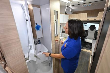 Challenger C 387 (2025) Alkoven, Blick ins Bad