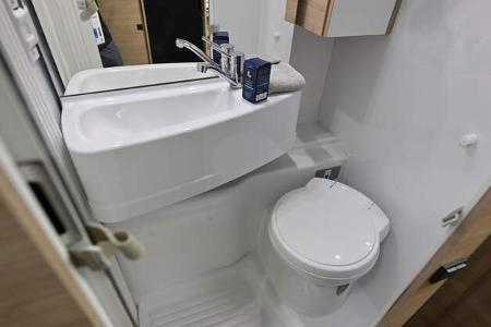 Challenger C 387 (2025) Alkoven, Toilette und Waschbecken