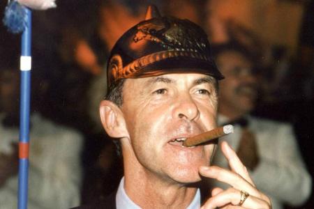 Ottmar Hitzfelds fabelhafte Karriere - Ottmar Hitzfeld ist eine DER Trainer-Ikonen der Bundesliga. Mit dem BVB und dem FC Bayern gewann er zahlreiche Titel. Lange Jahre betreute er zudem die Schweizer Nationalmannschaft. Ein Rückblick auf die fabelhafte Karriere des Erfolgscoaches: