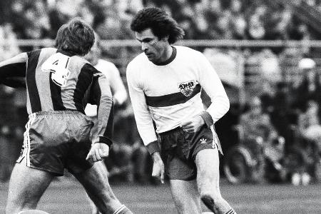 Erfolgreiche Anfänge als Spieler - Schon zu seiner aktiven Zeit ist Hitzfeld sehr erfolgreich. Zweimal wird er Schweizer Meister mit dem FC Basel. Beim VfB Stuttgart ist er später Teil des '100-Tore-Sturms' und führt den Verein in die Bundesliga zurück. Stationen beim FC Lugano und beim FC Luzern folgen.