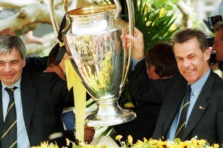 Größter Triumph der BVB-Historie - 1997 feiert Hitzfeld mit dem BVB den bis heute größten Erfolg der Vereinsgeschichte: den Gewinn der Champions League. 3:1 heißt es im Finale von München gegen Favorit Juventus Turin. Legendär ist Lars Rickens Treffer zum Endstand. Das Eigengewächs hatte Hitzfeld Sekunden zuvor als Joker eingewechselt.