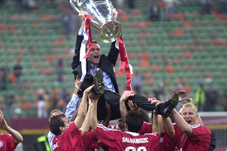 Licht und Schatten auf der internationalen Bühne - 1999 verspielt der FC Bayern im Champions-League-Finale gegen Manchester United buchstäblich in letzter Minute den Titel. 2001 machen es die Münchner gegen den FC Valencia besser. Hitzfeld gewinnt den zweiten Henkelpott seiner Karriere.