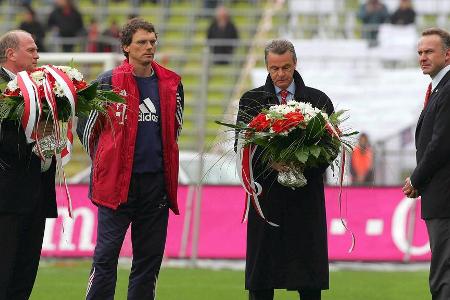 Vorzeitiger Abgang vom FC Bayern - 2004 trennt sich der FC Bayern ein Jahr vor seinem Vertragsende von Hitzfeld. Wie er selbst später gesteht, steht er zu dieser Zeit kurz vor einem Burnout. Deswegen muss Hitzfeld auch den ihm angebotenen Job als Bundestrainer ablehnen. Jürgen Klinsmann übernimmt das Amt stattdessen.