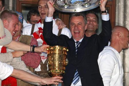 Comeback beim FC Bayern - Hitzfeld nimmt eine dreijährige Auszeit, in der er als TV-Experte tätig ist. Dann folgt das Comeback auf der Trainerbank: Im Frühjahr 2007 übernimmt er als Nachfolger des gefeuerten Felix Magath erneut den FC Bayern - ursprünglich nur interimsweise für ein halbes Jahr. Doch die Saison 2007/2008 hängt er noch dran und gewinnt sein nächstes Double.