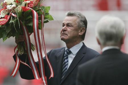 Tränenreicher Abschied - Unter Tränen verlässt Hitzfeld den FC Bayern im Sommer 2008 endgültig. Anschließend arbeitet er sechs Jahre als Nationaltrainer der Schweiz. Nach der WM 2014 verabschiedet er sich in die Rente.