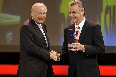 Ehrungen über Ehrungen - Zahlreiche persönliche Ehrungen zieren Hitzfelds Vita. 2008 erhält er den 'Persönlichen Preis des Bayerischen Ministerpräsidenten'. 2001 wird er UEFA Trainer des Jahres, 1997 und 2001 Weltklubtrainer, mehrfach wird er Trainer des Jahres in Deutschland.