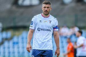 Brutales Foul: Podolski verliert bei Hallenturnier die Nerven