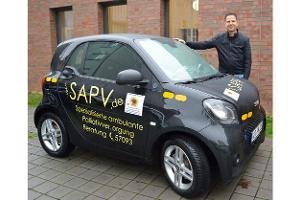 Arzt Matthias Thöns vom Palliativnetz-Witten e.V. mit einem seiner Dienst-Smarts.