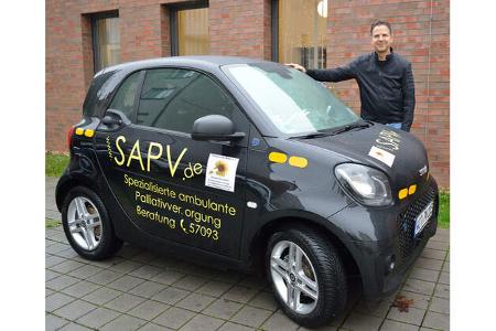 Arzt Matthias Thöns vom Palliativnetz-Witten e.V. mit einem seiner Dienst-Smarts.