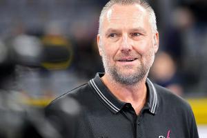 "Handys abgeben!": Schwarzer fordert volle Konzentration