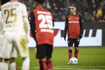Leverkusen feiert Matchwinner Grimaldo: 