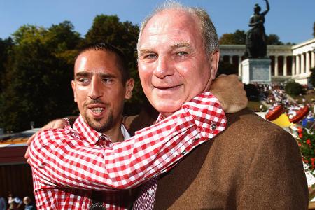 'Die müssen sich doch mal den Frust von der Seele saufen, wir haben doch früher auch auf dem Oktoberfest die Maßen reingelassen.' (Hoeneß über die Feier der Bayern-Stars Franck Ribéry und Luca Toni in einer Pizzeria)