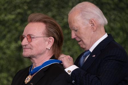 Bono mag von vielen mittlerweile belächelt werden, doch für Joe Biden zählen die Versuche des U2-Sängers, eine bessere Welt zu schaffen, noch immer. Daher zeichnete der scheidende Präsident den Iren l ...