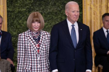 Ob Anna Wintour wohl überlegte, wie ihre Auszeichnung zu ihrem Outfit passte? Die 'Vogue'-Chefredakteurin erhielt die Auszeichnung unter anderem für ihre Arbeit im Wohltätigkeits-Bereich. So hat die B ...
