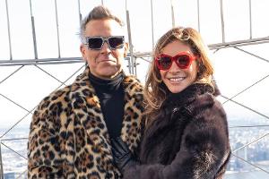 Auf Werbetour: Robbie Williams turtelt mit seiner Frau Ayda New York
