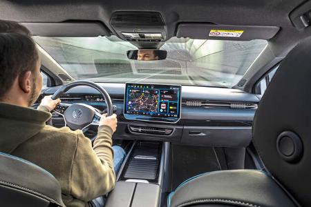 VW ID.7, Cockpit + Fahrer