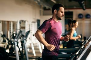 "75 Hard": Was bringt die virale Fitness-Challenge?