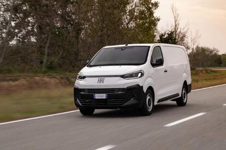 Der Fiat Scudo fahrend auf einer Landstraße.