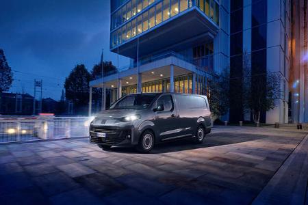 Der Fiat Scudo in schwarz bei Nacht mit Beleuchtung.