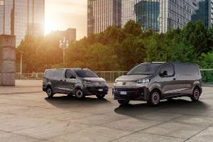 Zwei Fiat Scudo vor einer Großstadt.