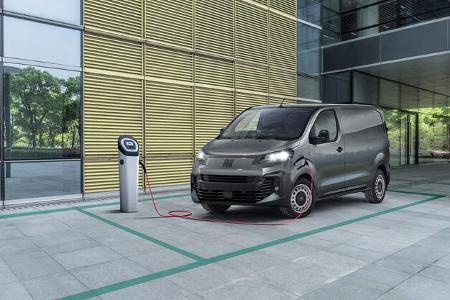Ein parkender Fiat Scudo von vorn vor einem Gebäude mit Glasfront.