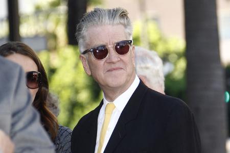Im September 2024 hatte David Lynch bekannt gegeben, dass er wegen eines Lungenemphysems in den Zwangsruhestand gehen würde. Der Regisseur war Zeit seines Lebens starker Raucher. Er war vier Mal verhe ...