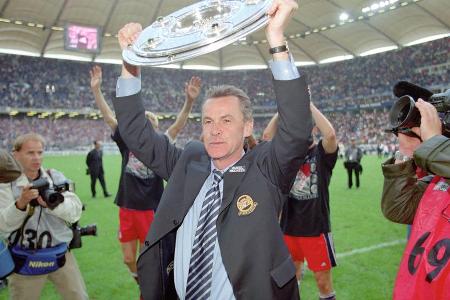 Nationale Erfolge wie am Fließband mit dem FC Bayern - In sechs Jahren beim FC Bayern gewinnt Hitzfeld viermal die deutsche Meisterschaft. 1999/2000 und 2002/2003 holen die Münchner unter seiner Regie sogar das Double.