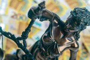 Klagen gegen Amazon, Sony und Facebook: Was Nutzer jetzt wissen müssen